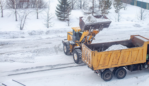 冬季从雪中清洁和清洁城市道路