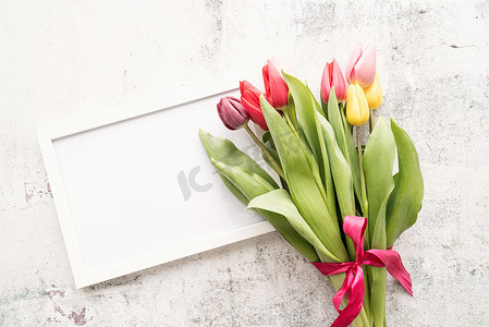 colorfull 郁金香花束和空白框架，用于白色背景的模拟设计
