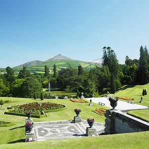 白糖面包摄影照片_“Powerscourt 花园，甜面包山背景，Coun”