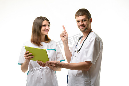两位医生讨论检测结果，其中一位高兴地竖起手指