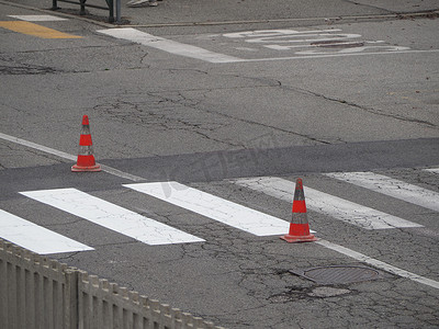 建筑工地摄影照片_道路工程与交通锥