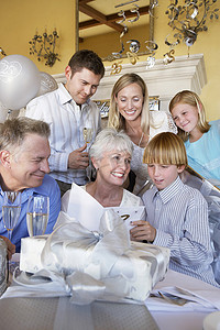 祖母在与全家人的聚会上微笑