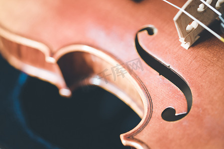 激情风格摄影照片_小提琴乐器概念：小提琴的复古风格特写