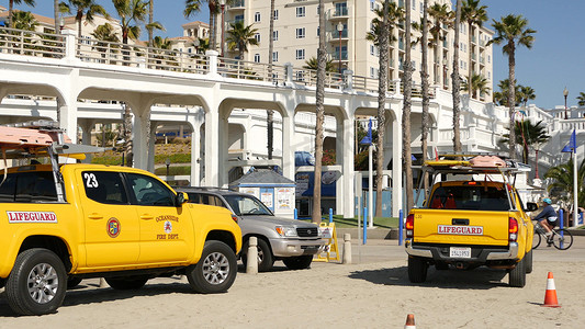 黄色救生员车，洛杉矶附近的海滩。