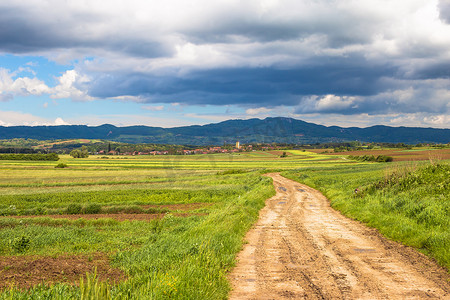 乡间小路风景摄影照片_穿过 Miholec 村 Prigorje 农业景观的乡间小路