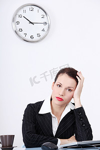 疲倦摄影照片_疲倦的女商人在办公室。