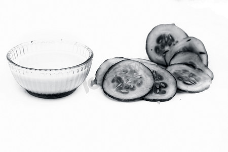 白色隔离的黄瓜面膜，即黄瓜果肉与玻璃碗中的生牛奶充分混合，表面呈现全部原料。用于即时发光。