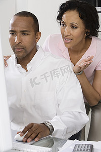 严肃的非洲裔美国夫妇在电脑上计算财务费用