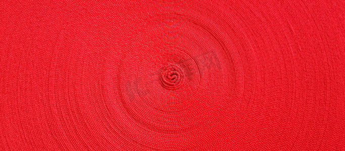 红色吊带制成的红色抽象圆形图案