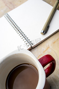 一个螺旋笔记本和咖啡杯的空白页