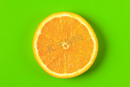 果汁标签摄影照片_绿色背景宏上的橙色切片。