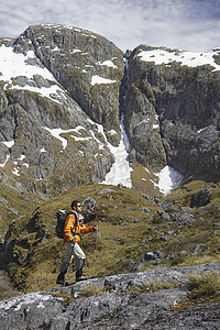 远足者在陡峭山区的登山步道