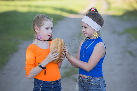 二十九摄影照片_两个九十年代风格的妆容鲜艳的女孩正在吃包子。