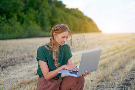 女农民智能农业站立农田微笑使用笔记本电脑女农学家专家研究监测分析数据农业综合企业