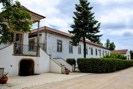 葡萄牙白色典型乡间别墅