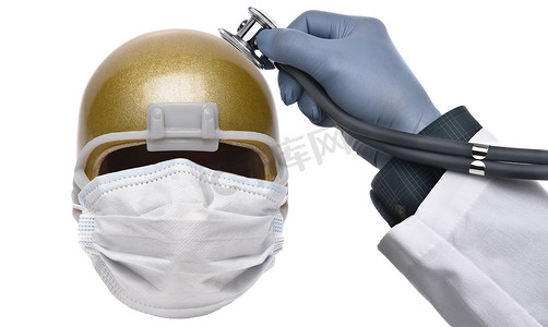 带有用于保护 Covid-19 的手术面罩的足球头盔和带有听诊器的医生手，背景为白色。