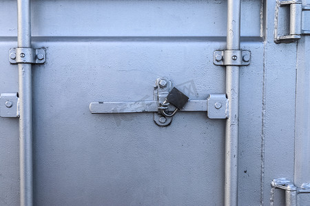 门锁摄影照片_银色工业多式联运集装箱门锁机制，用于运输过程中的安全