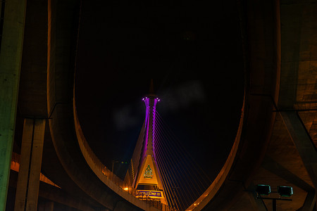十字摄影照片_泰国曼谷普密蓬桥夜景