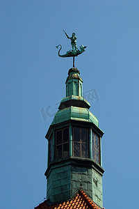 龙屋顶摄影照片_屋顶塔上的雕像