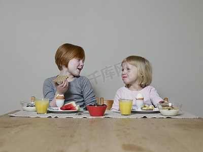 姐妹们坐在一起吃早餐聊天
