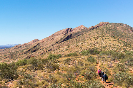 徒步旅行者前往澳大利亚西麦克唐纳国家公园爱丽丝泉外的桑德尔山顶