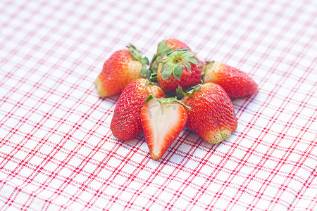 躺在格子布上的草莓