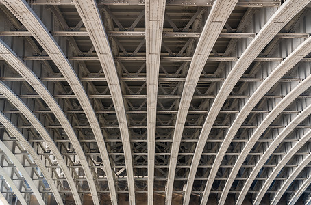 桥下结构和梁的上升角。