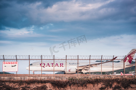 泰国普吉市- 2020年2月20日：卡塔尔航空公司波音777飞机在跑道轨道上准备在普吉国际机场起飞。