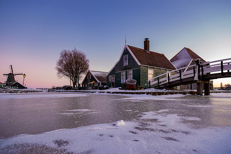 Zaanse Schans 风车村冬季雪景，雪覆盖的木制历史风车 Zaanse Schans Netherlands Holland