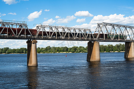 基辅铁路桥横跨第聂伯河与货运列车