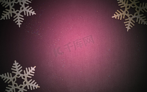 与闪亮的黑色木材纹理背景的金色雪花的豪华圣诞背景。