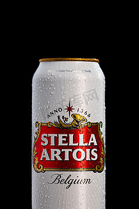 Stella Artois 啤酒上的冷凝水滴可以在黑色上隔离。