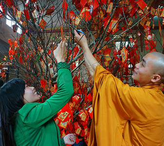 越南人在春节挑选幸运礼物，传统文化