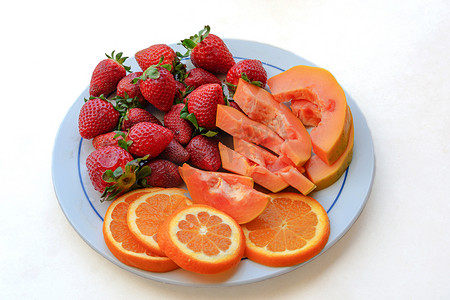 混合水果、草莓、木瓜和橙片。