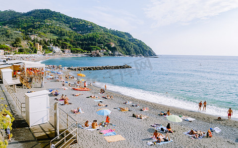带伞摄影照片_Levanto Cinque Terre 色彩缤纷的意大利村庄，暑假期间带伞的色彩缤纷的海滩