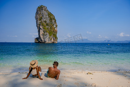 宝船摄影照片_泰国 Koh Poda 岛，一对中年亚洲女人和欧洲男人在海滩上，泰国 Koh Poda，美丽的热带海滩 Koh Poda 或泰国甲米省的 Poda 岛。