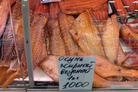 红鱼海鲜摄影照片_海鲜市场陈列柜中的红鱼。