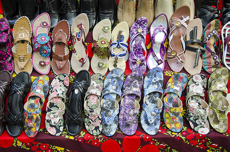 各种各样的五颜六色的鞋子在印度市场上