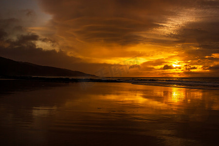 黄昏路上摄影照片_一生一次美丽的印度洋日出，海浪在大洋路上破碎，维多利亚，澳大利亚