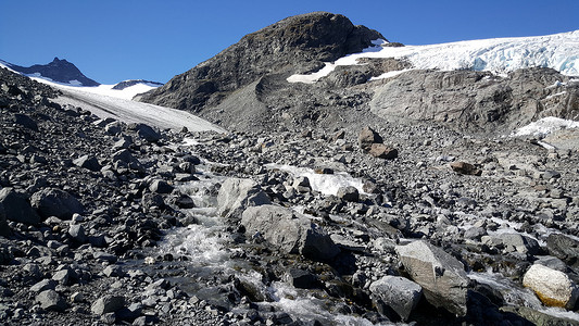 Jotunheimen 国家公园的岩石和雪
