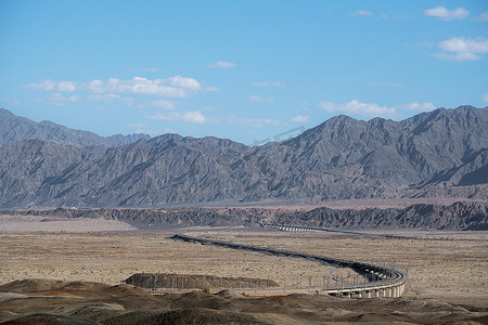 沙漠和铁路，道路建设。