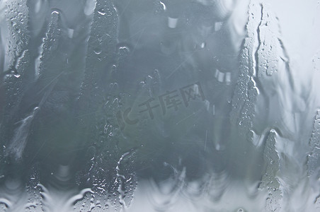 有雨滴的玻璃窗在暴雨期间