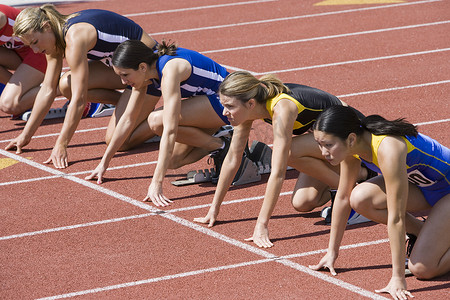 女运动员在起跑台准备跑步