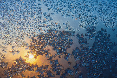 太阳和雪花摄影照片_结冰的窗户上的霜和雪花