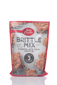 加利福尼亚州尔湾市 - 2021 年 5 月 28 日：一包 Betty Crocker Brittle Mix 巧克力曲奇饼。