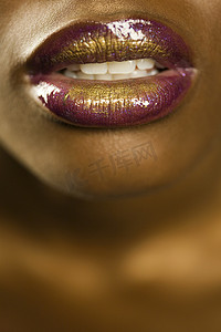 紫色和金色摄影照片_一位非洲裔美国女性紫色和金色嘴唇的细节照片