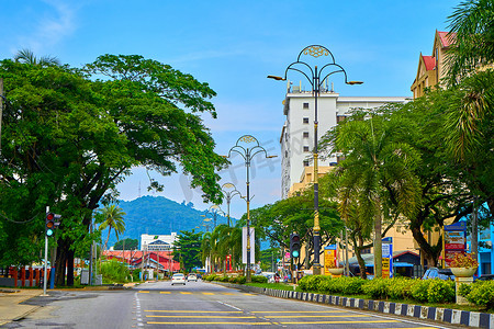 令人惊叹的街景，位于马来西亚热带岛屿上的 Kuang 市