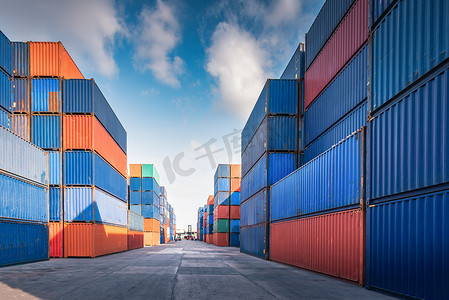 运费退换货摄影照片_海港集装箱货船进出口、集装箱物流业货物运输。