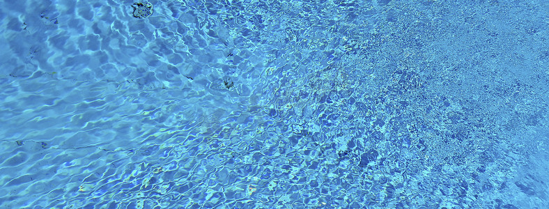 蓝色水面波纹背景摄影照片_蓝色水面和波纹波在游泳池