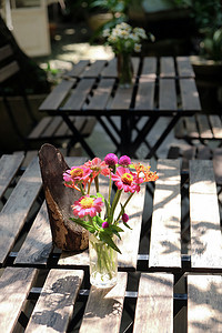 古代餐桌摄影照片_花园午餐的餐桌布置